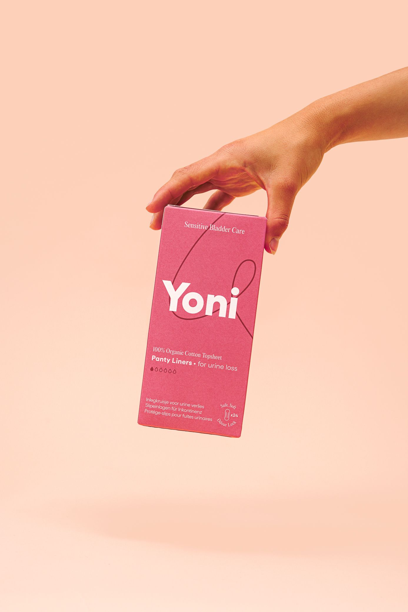 Roze verpakking "Yoni" in hand. Tekst: "Panty Liners for urine loss".