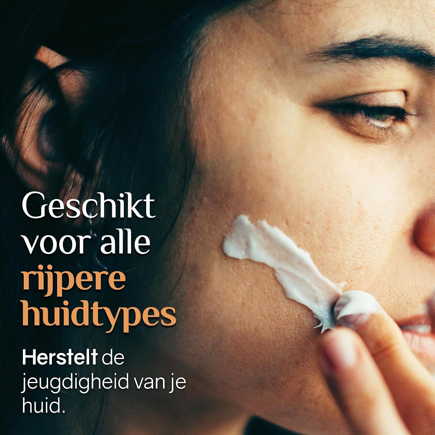 Vrouw met Ardaraz Gezichtscrème Telomerase, voor rijpere huid.