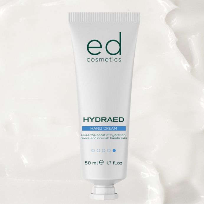 Tube blanc avec "ed cosmetics" et "HYDRAED HAND CREAM". Crème sur fond blanc. 50 ml.