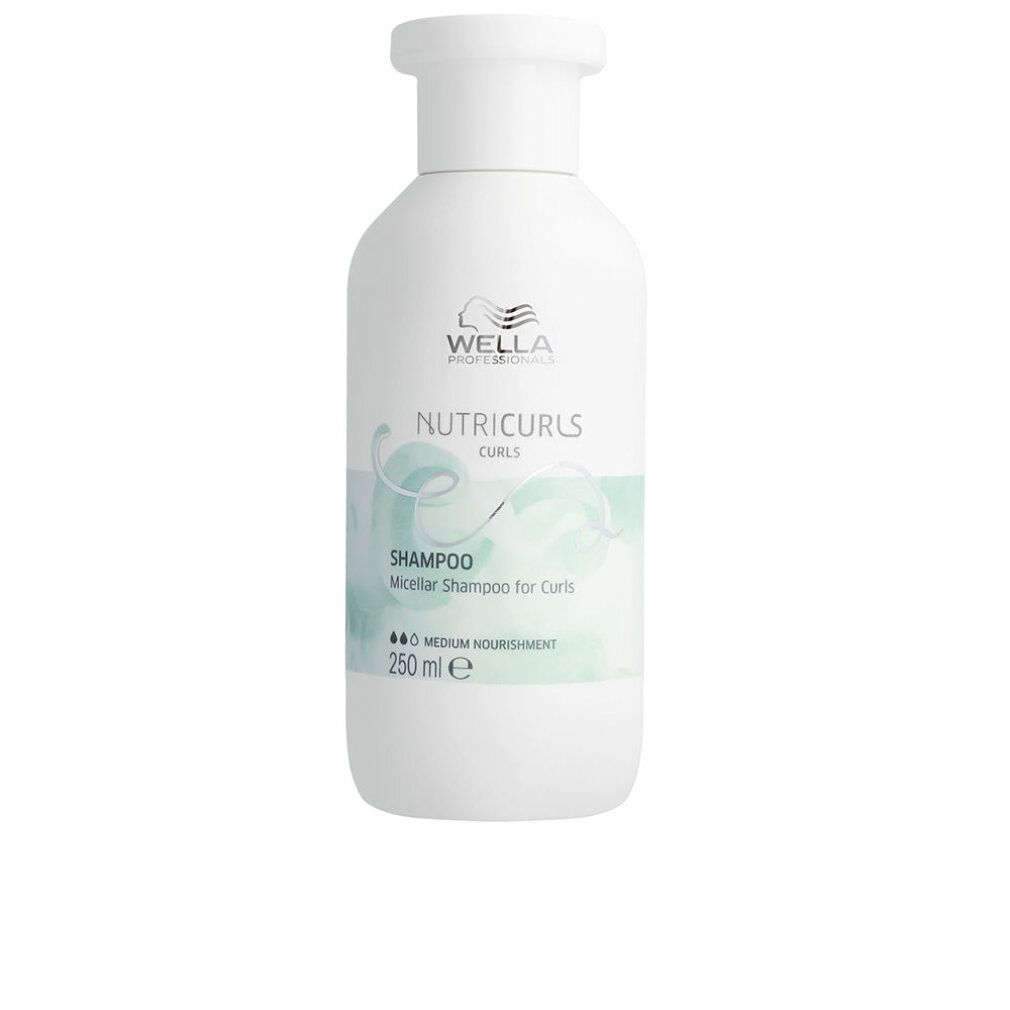 Flacon de shampooing blanc avec accents bleu-vert. Inscriptions : Wella, Nutricurls, Shampoo. Volume : 250 ml.