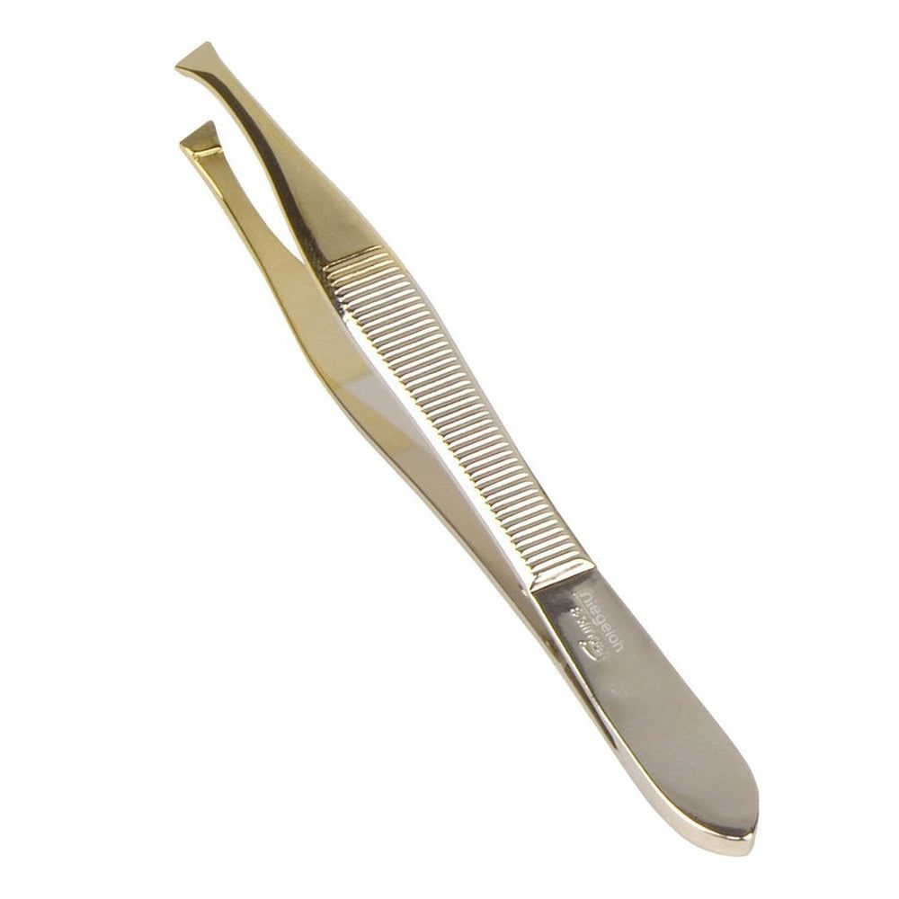 Gouden pincet met schuine punten. De handgreep is geribbeld. Er is tekst zichtbaar op de handgreep.