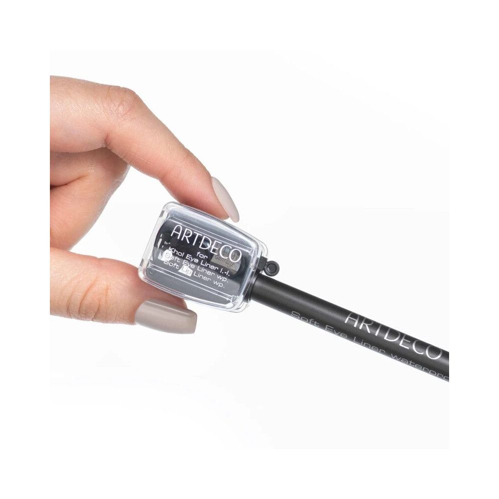 Zwarte puntenslijper met transparante deksel. Op de deksel staat "ARTDECO". Een zwarte eyeliner-stift wordt vastgehouden.