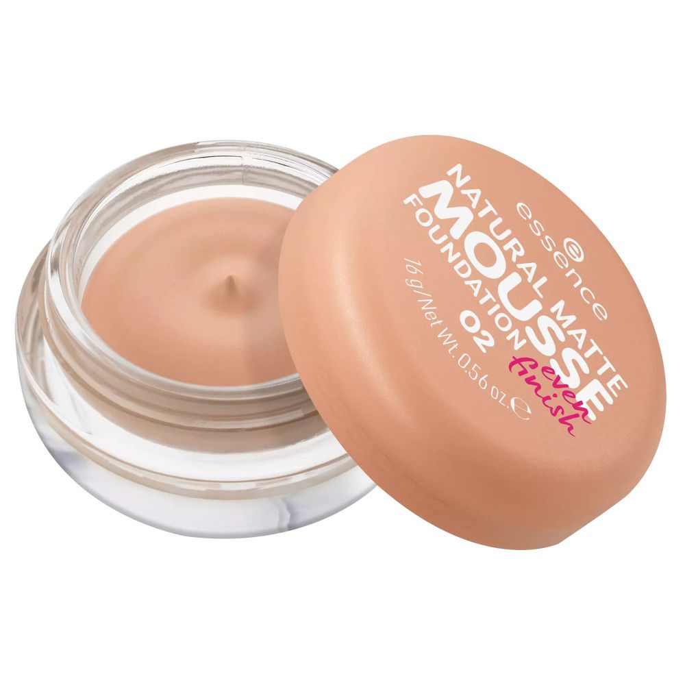 Beige foundation in een open glazen pot. Deksel ernaast. Op deksel staat "NATURAL MATTE MOUSSE FOUNDATION".