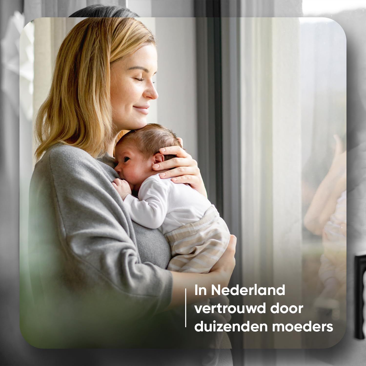 Een vrouw houdt een pasgeboren baby in haar armen.