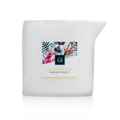 Vierkante, witte massagekaars met schenktuit. Etiket met bloemenpatroon en tekst: Ylang Ylang, Massage Candle.