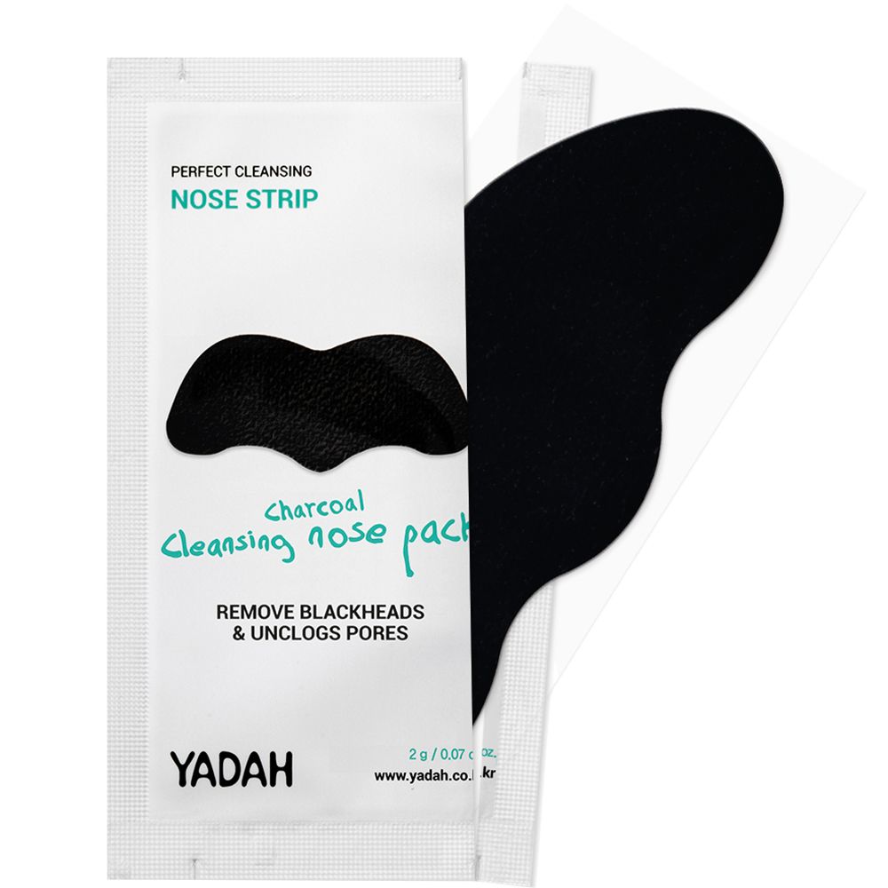 Sachet de patch nasal partiellement ouvert. Patch nasal noir visible. Texte: YADAH, Charcoal Cleansing Nose Pack, élimine les points noirs.