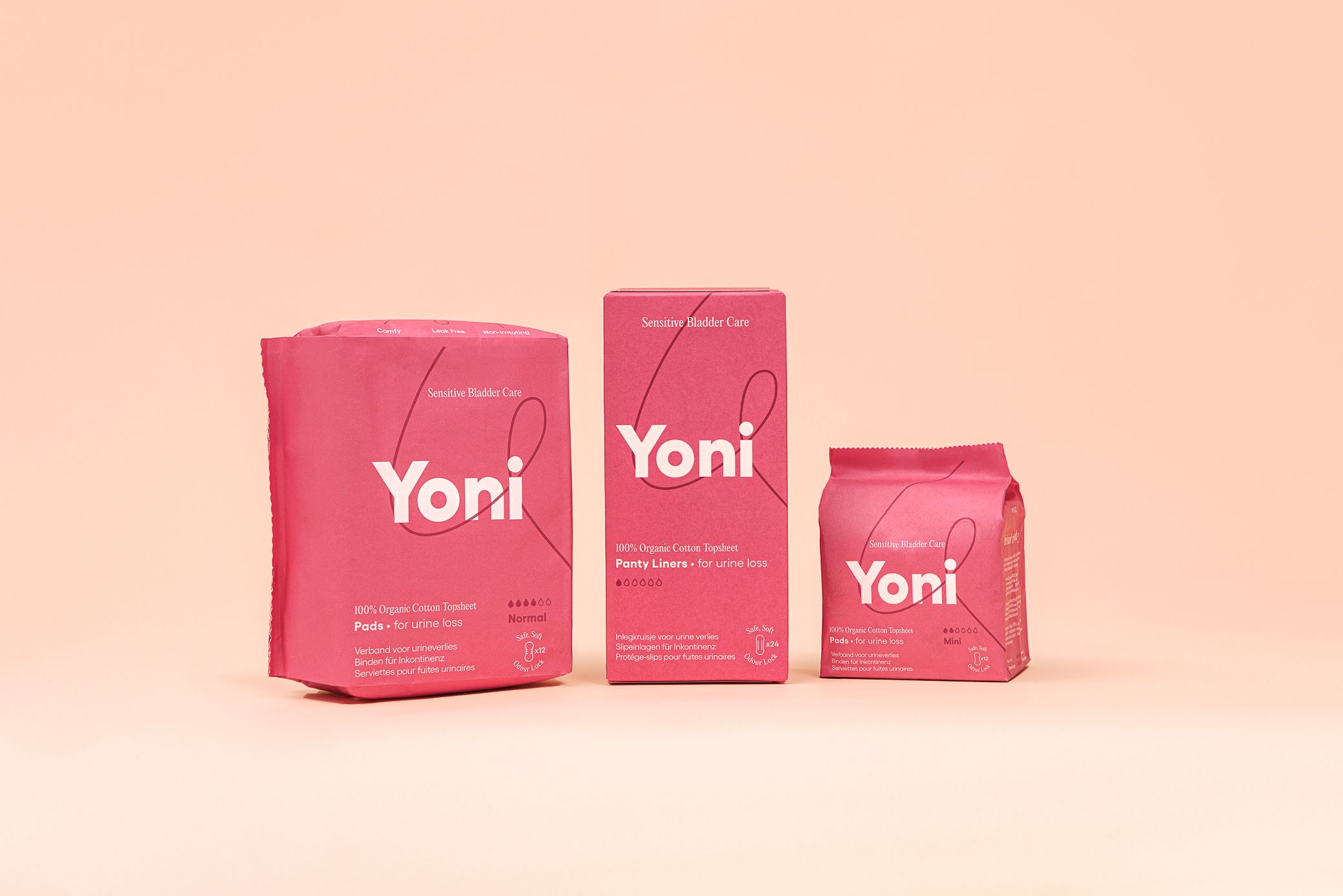 Drie roze "Yoni" verpakkingen. Verschillende maten. Opschrift: Inlegkruisjes voor urineverlies, biologisch katoenen oppervlak.