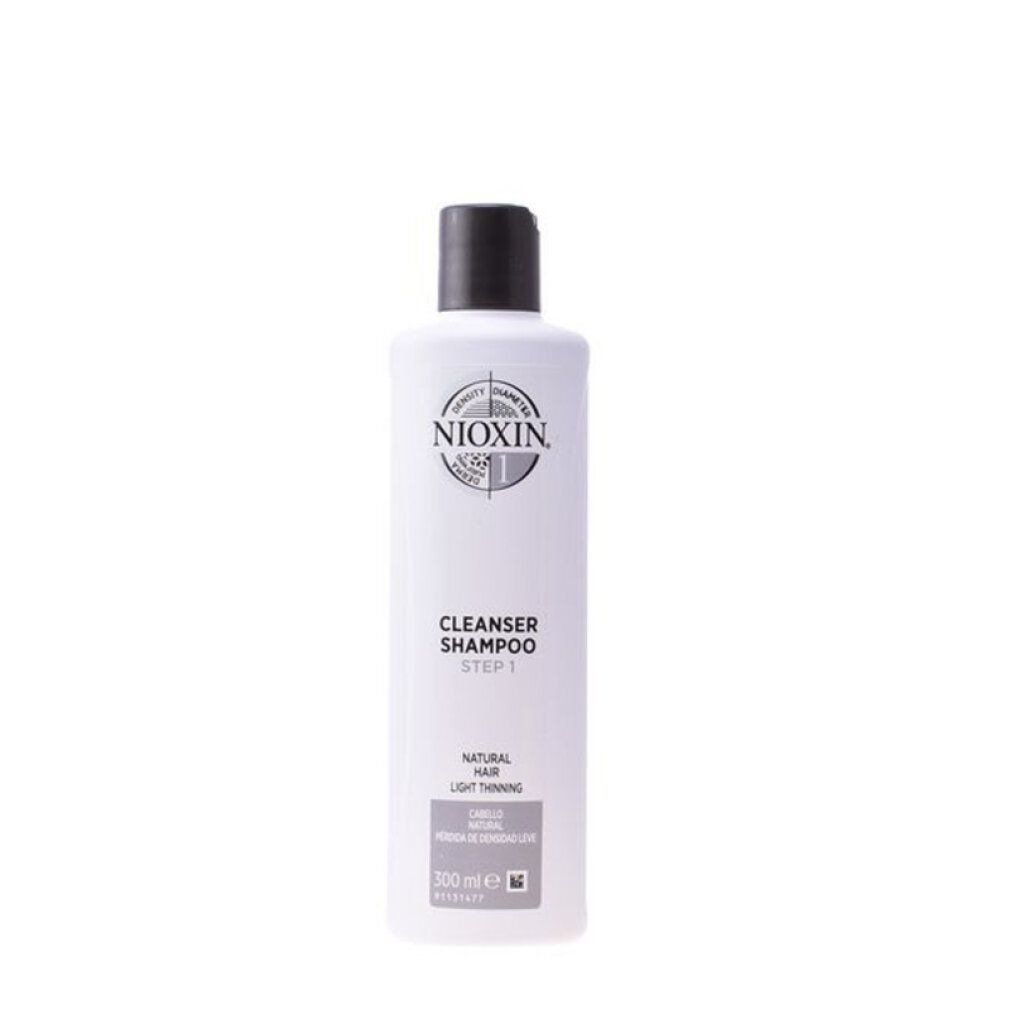 Flacon de shampooing blanc, bouchon noir. Inscription: Nioxin, Cleanser Shampoo, Step 1. Pour cheveux fins. Volume.