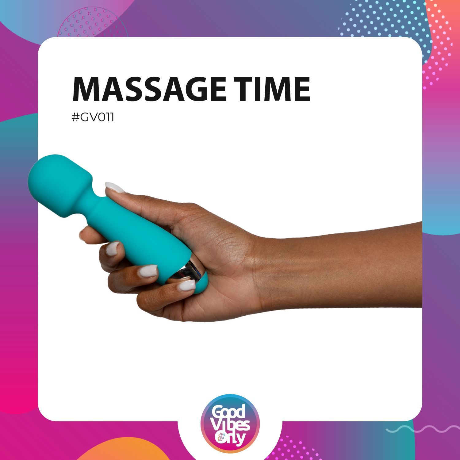 Persoon houdt een turquoise massage vibrator vast. De afbeelding toont "MASSAGE TIME" en het "Good Vibes Only" logo.