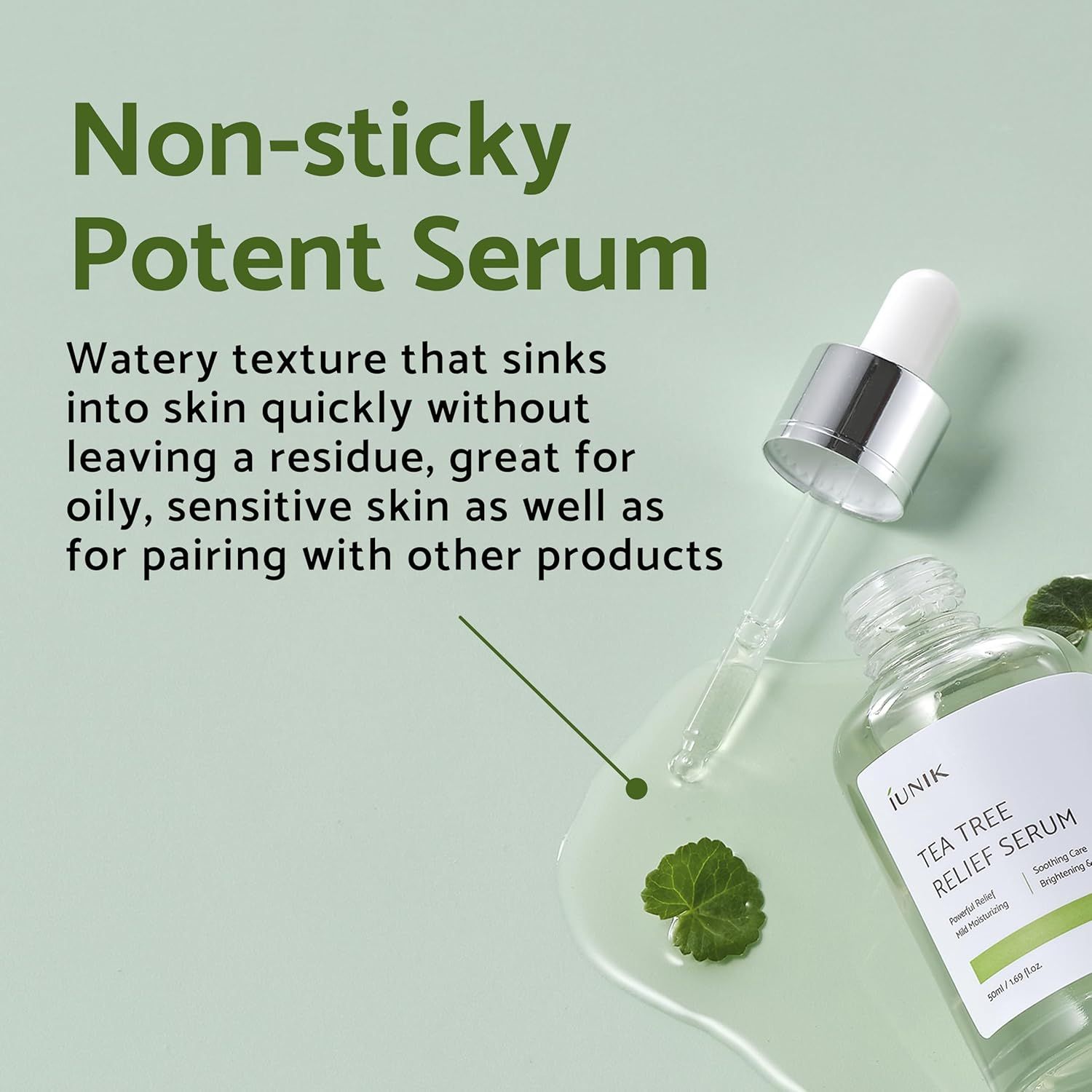 Flacon iUNIK Tea Tree Relief Serum. Texte: sérum puissant non collant. Liquide sur surface avec feuilles.