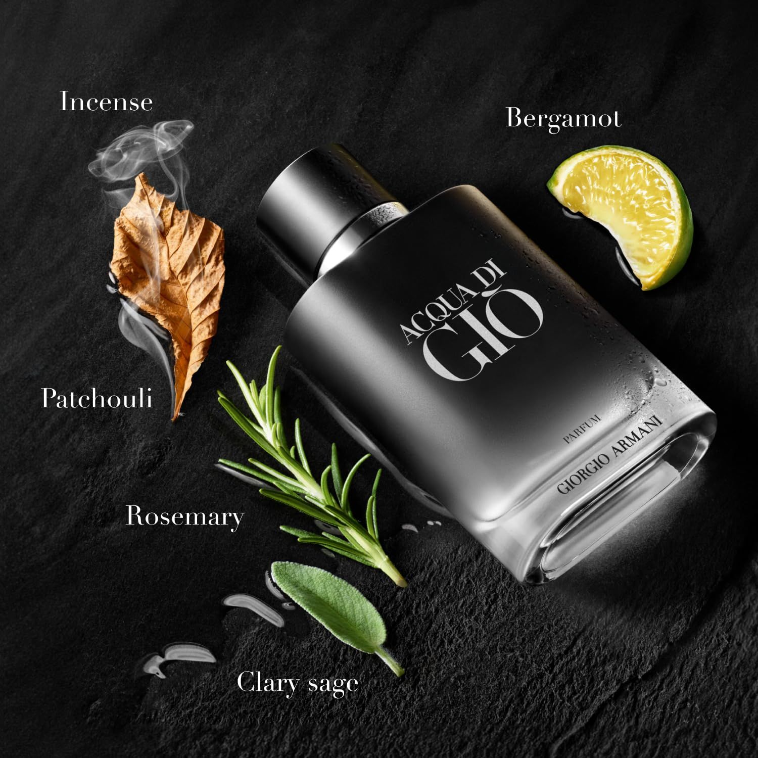 Flacon de parfum Acqua di Giò sur fond noir. Ingrédients : encens, bergamote, patchouli, romarin, sauge. Texte : Acqua di Giò, Parfum, Giorgio Armani.