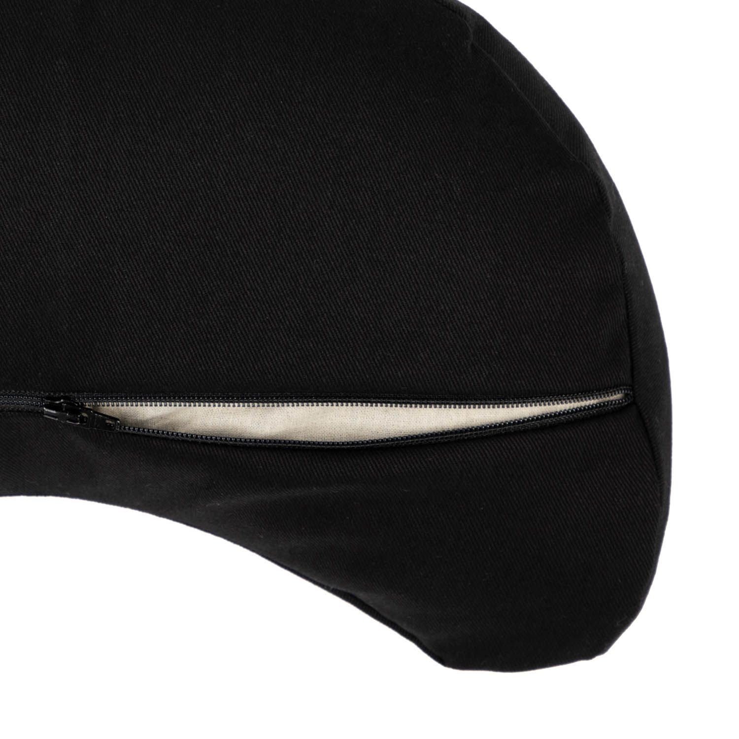 Gros plan d'un coussin de méditation noir montrant un côté zippé ouvert.
