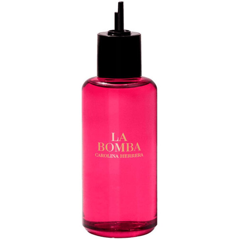 Roze fles met zwarte dop. Opschrift: LA BOMBA, CAROLINA HERRERA. Heldere achtergrond.