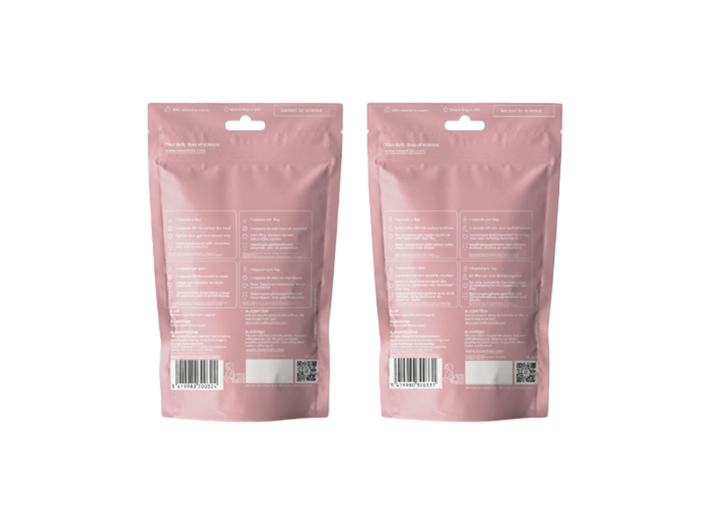 Twee roze zakjes met productinformatie op de achterkant. Beide hebben een ophanggat en barcodes.