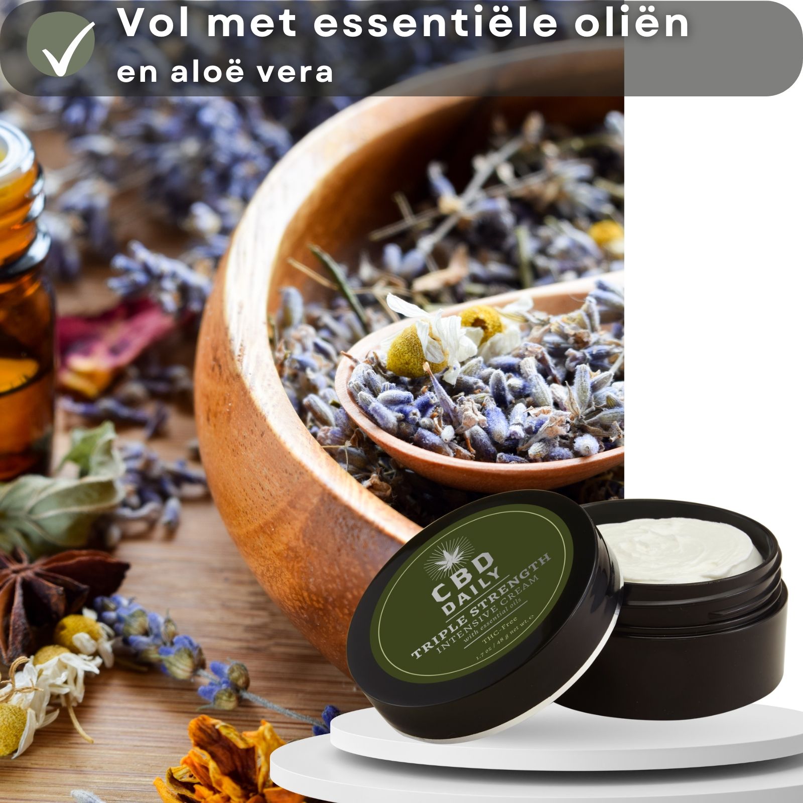 Potje crème en vrouw. Tekst: Droge huid. Lavendel, rozemarijn, CBD.