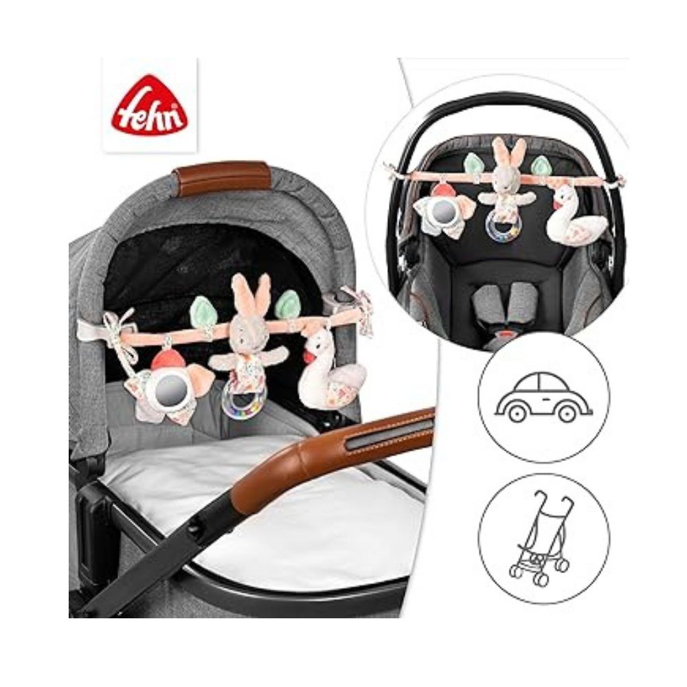 Chaîne de jouets sur une poussette. Lapin, canard, fleur et hochet. Marque Fehn. Illustrations: voiture, poussette.