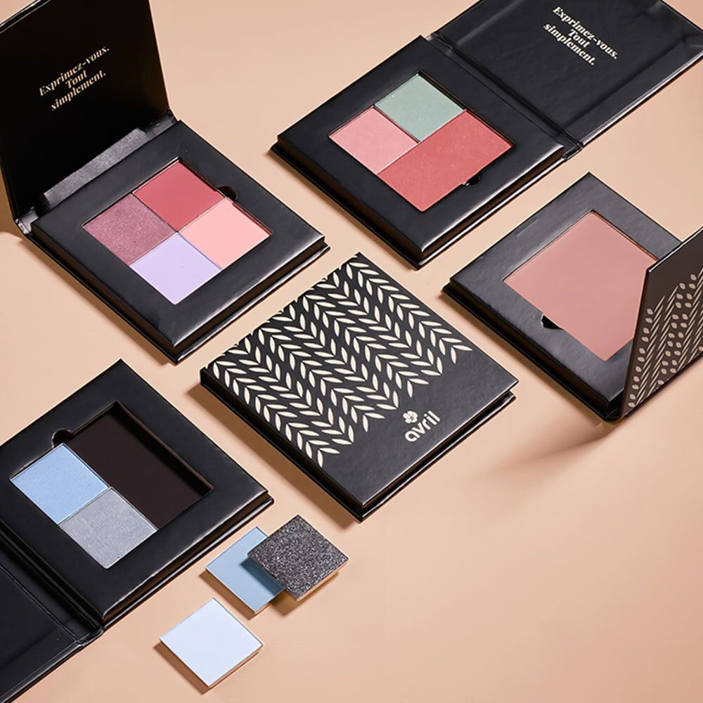Palette de fard à paupières quatre couleurs avec des teintes roses, rouges et lilas.