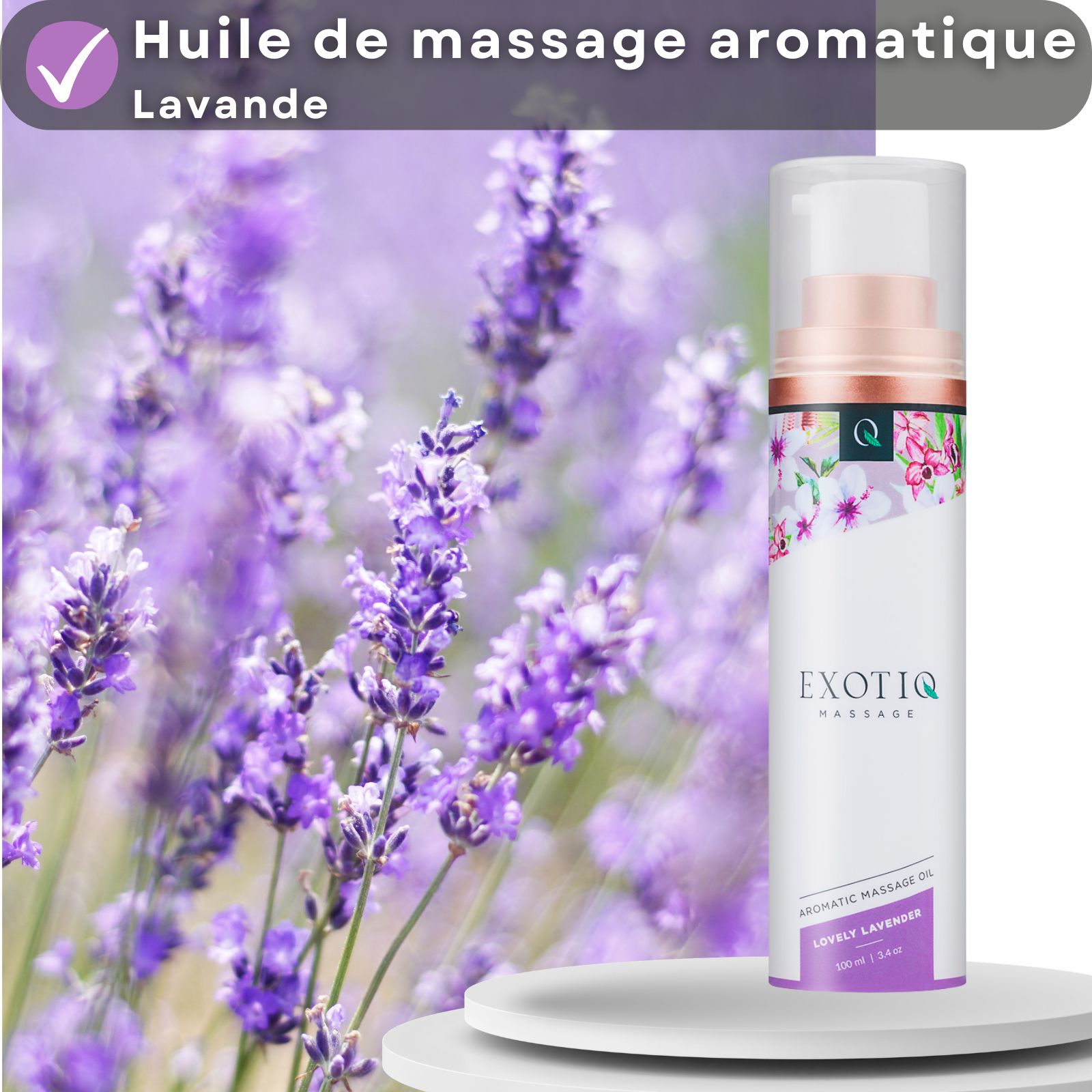 Flacon d'huile de massage devant un champ de lavande. Champ de texte : Huile de massage aromatique lavande. Étiquette blanche.