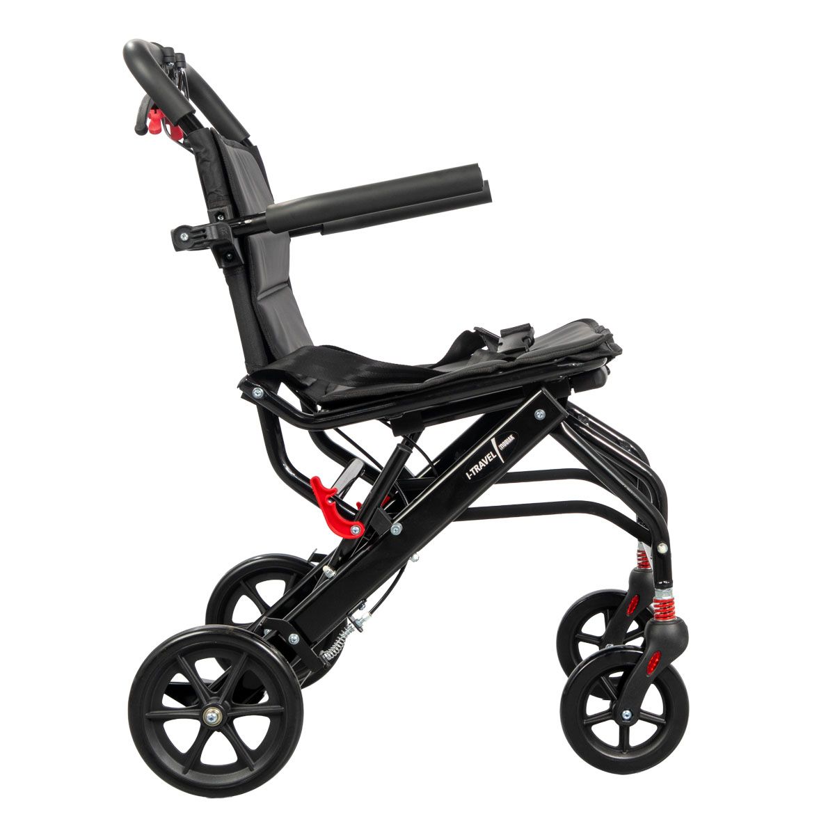 Zwarte rolstoel met vier wielen, armleuningen en voetsteun. Rode hendel. I-Travel logo.