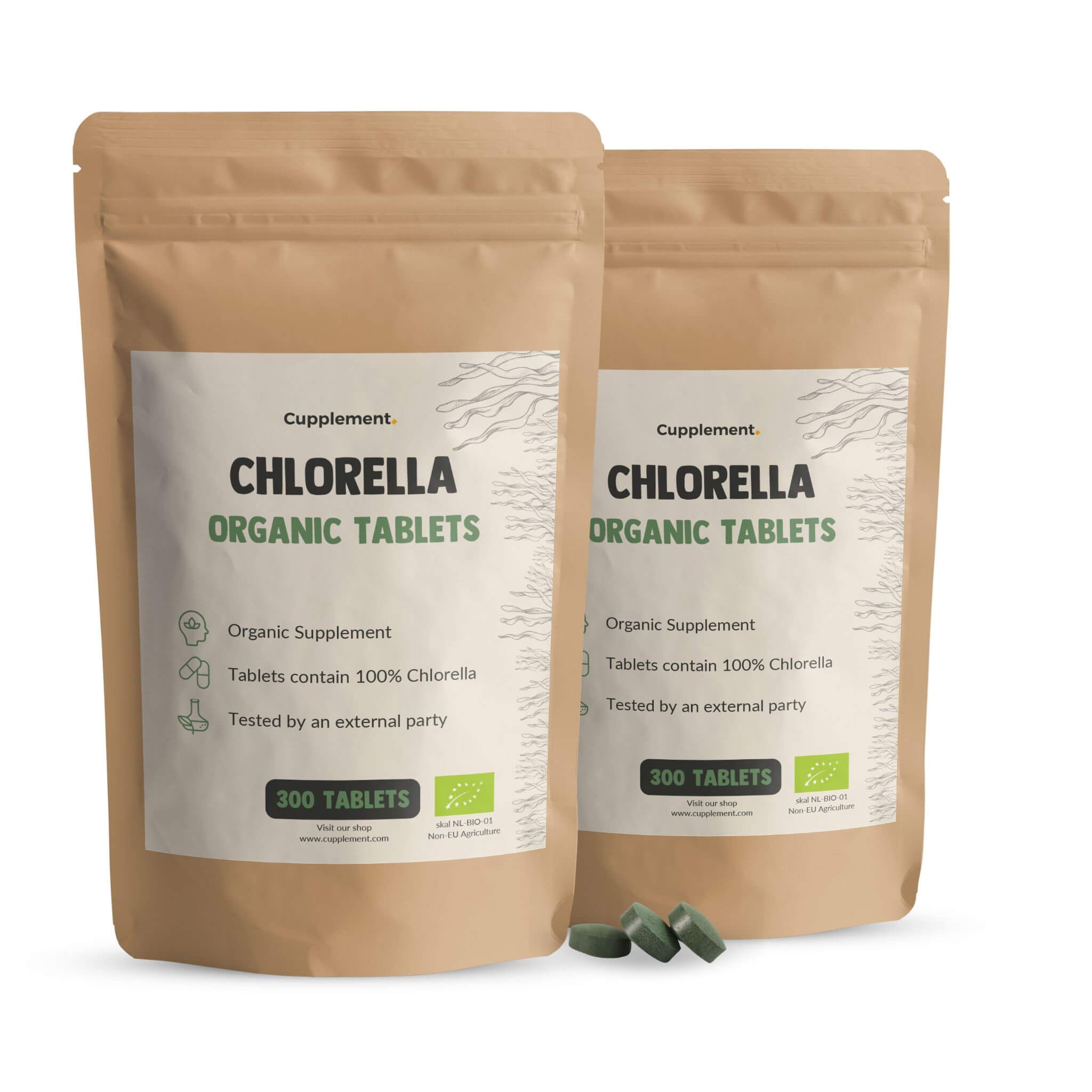 Twee zakjes chlorella tabletten. Opschrift: Chlorella Organic Tablets, 300 tabletten.