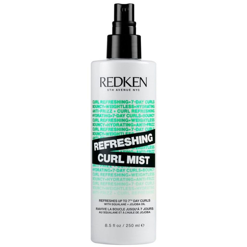Redken Refreshing Curl Mist. Witte fles met zwarte spraykop. Productnaam en tekst in zwart en groen. Merk Redken.
