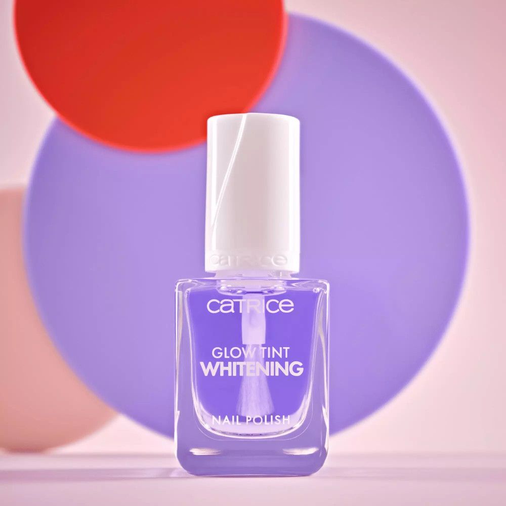 Nagellakfles op gekleurde achtergrond. Lila tint, opschrift 'Glow Tint Whitening'.