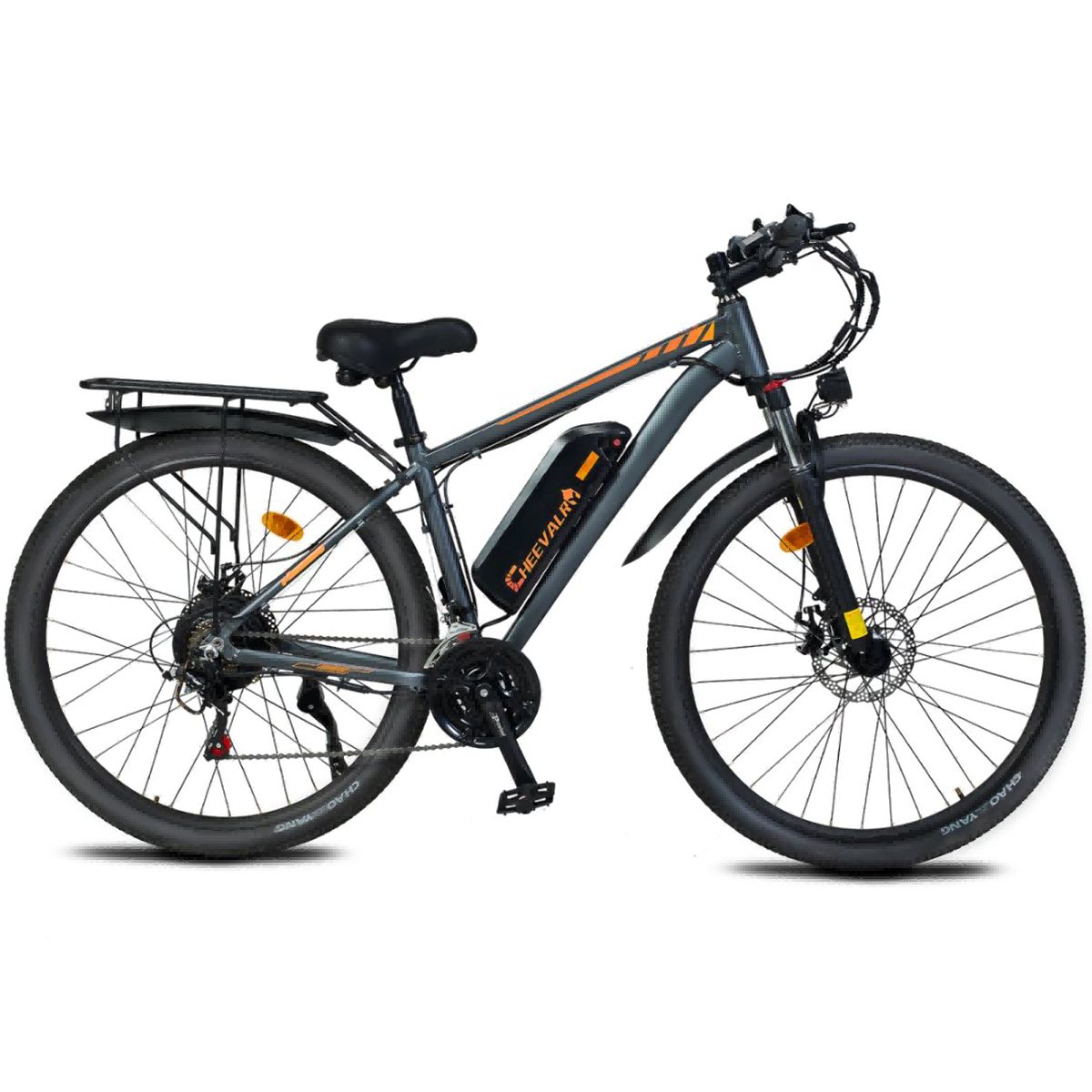 Grijze elektrische mountainbike met oranje accenten. Zwarte banden, bagagerek en spatborden. Accu met "CHEEVALRY" logo.