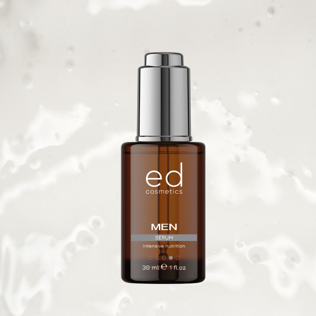 Flacon en verre brun avec bouchon argenté. Texte : "ed cosmetics MEN Serum". Fond avec liquide.