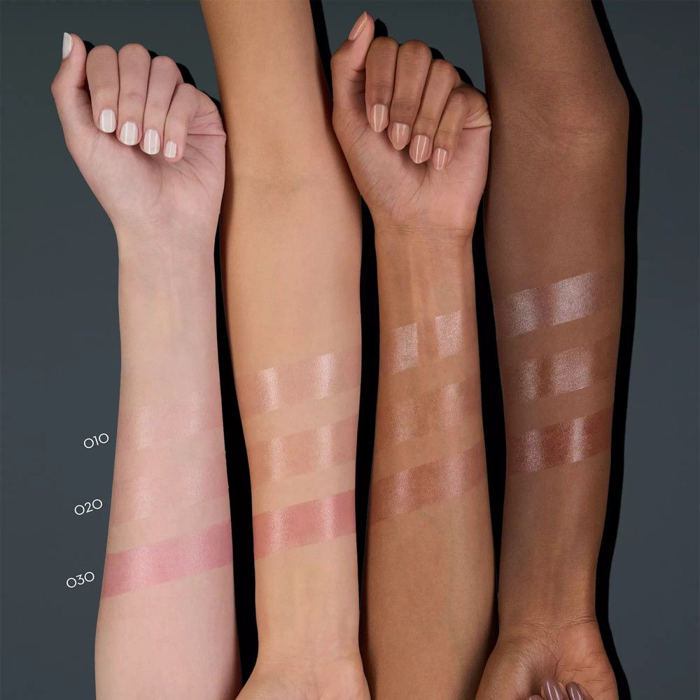 Vier armen met lippenbalsem-swatches in verschillende tinten. Kleurnummers: 010, 020, 030.