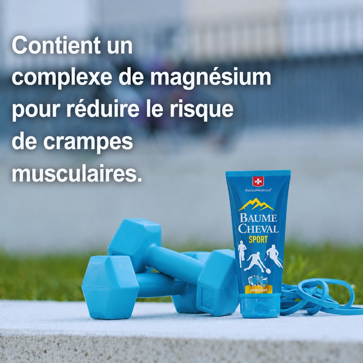 Tube bleue "Baume Cheval Sport" avec haltères bleues et corde à sauter.