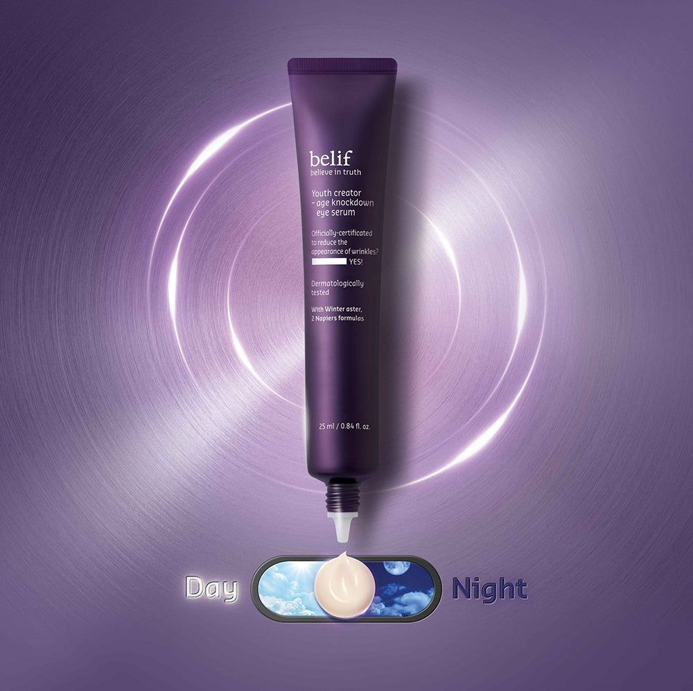 Tube de crème pour les yeux Belif avec crème appliquée. Graphique interrupteur jour/nuit. Fond violet avec des anneaux.