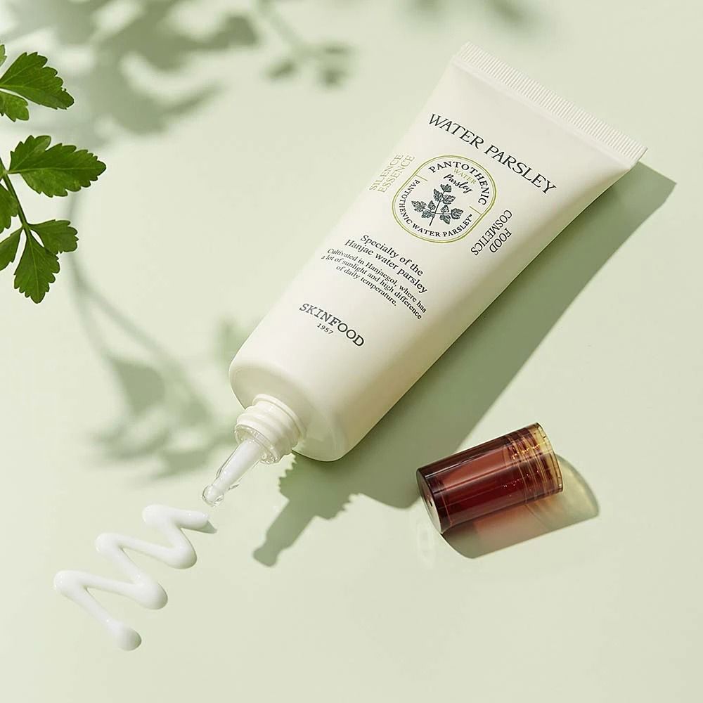 Open crèmetube met product. Tekst: WATER PARSLEY, SKINFOOD. Bruine dop ernaast.