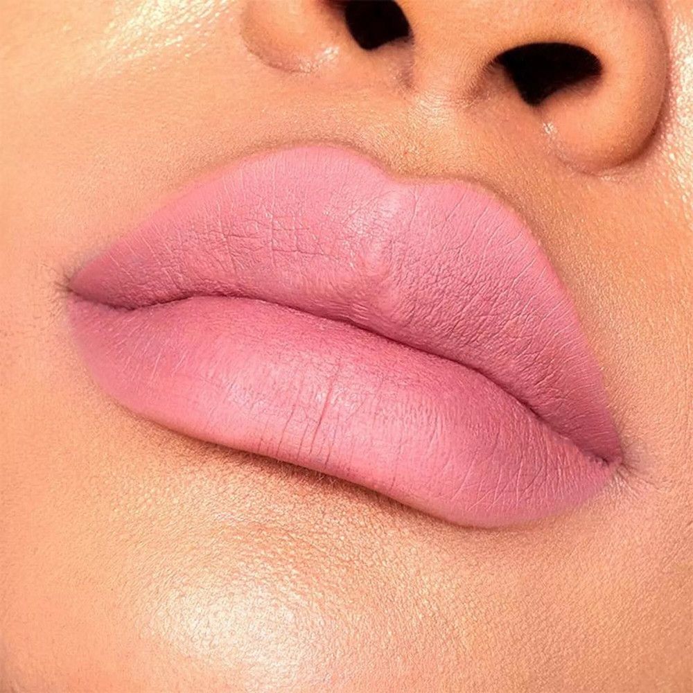 Gros plan sur des lèvres avec du rouge à lèvres rose. Surface lisse et mate.