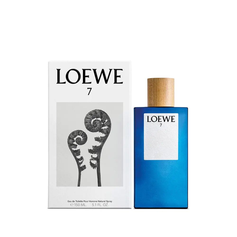 Blauwe parfumfles met houten dop en witte verpakking. Opschrift: LOEWE 7. Verpakking met varenillustratie.