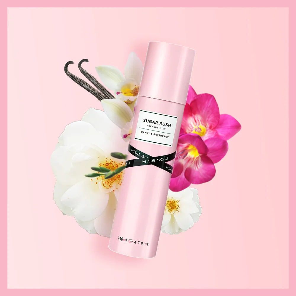 Flacon de brume corporelle rose avec fleurs et gousses de vanille. Inscription : Sugar Rush, Candy & Raspberry. Ruban noir.