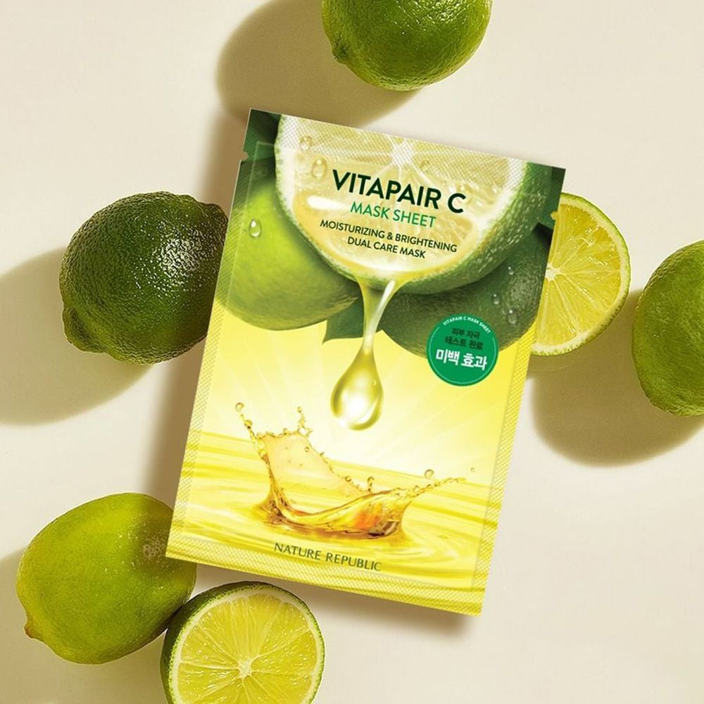 Masque visage Vitapair C. Emballage avec motif citron. Sur fond clair, entouré de citrons verts.