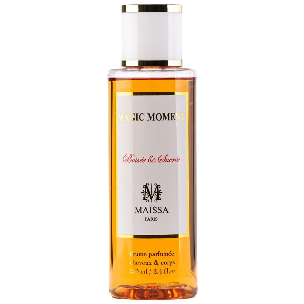 Flacon cylindrique, bouchon blanc et doré. Inscriptions: MAGIC MOMENT, Boisée & Sucrée, MAÏSSA PARIS. Brume parfumée cheveux & corps.