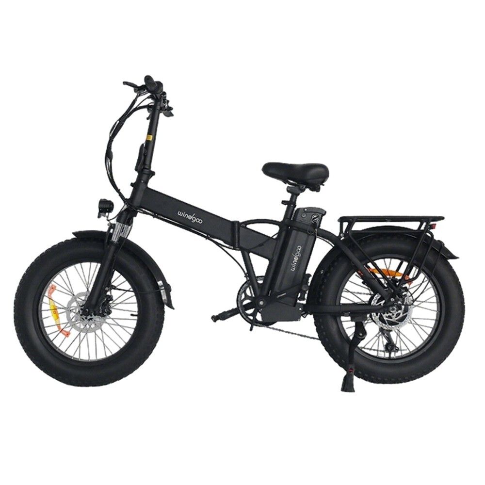 Zwarte, opvouwbare elektrische fiets met brede banden. Merk "windgoo" zichtbaar op frame en accu.