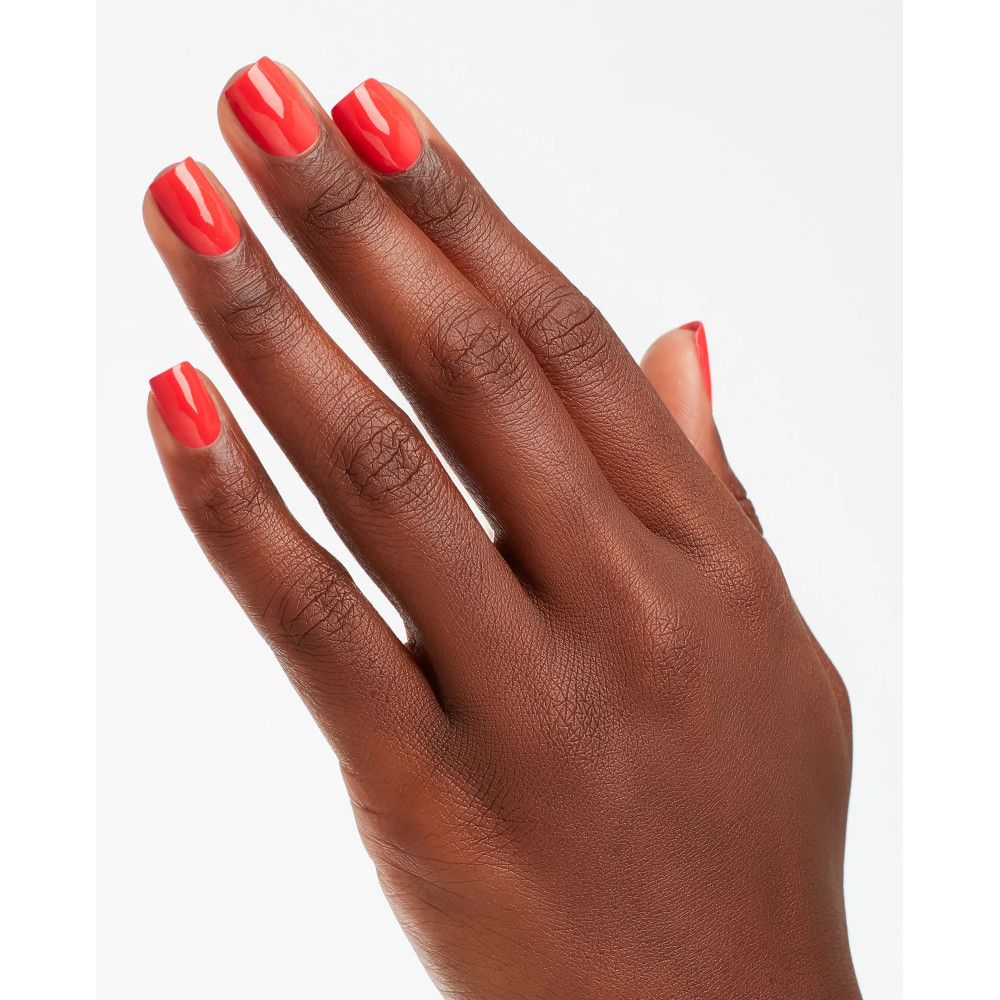 Main avec ongles vernis. Vernis à ongles rouge sur les doigts.