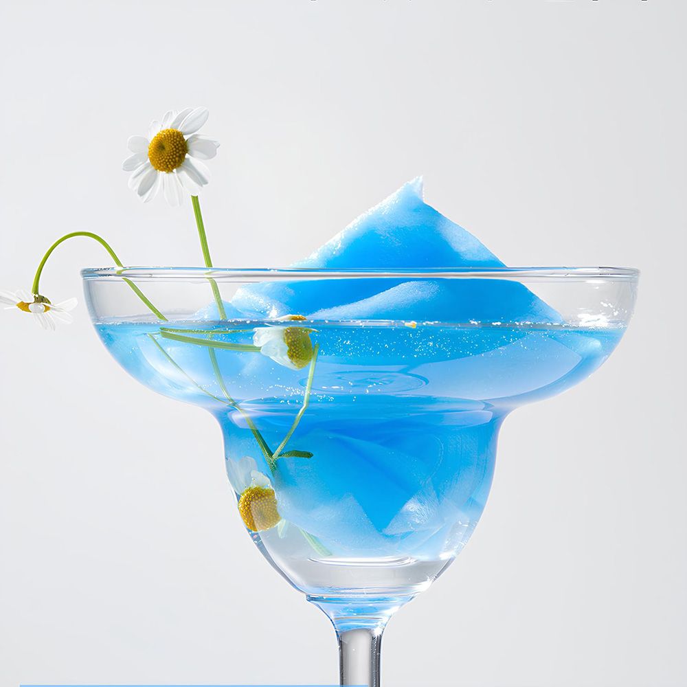 Blauw sheetmasker in een glas met water en madeliefjes.