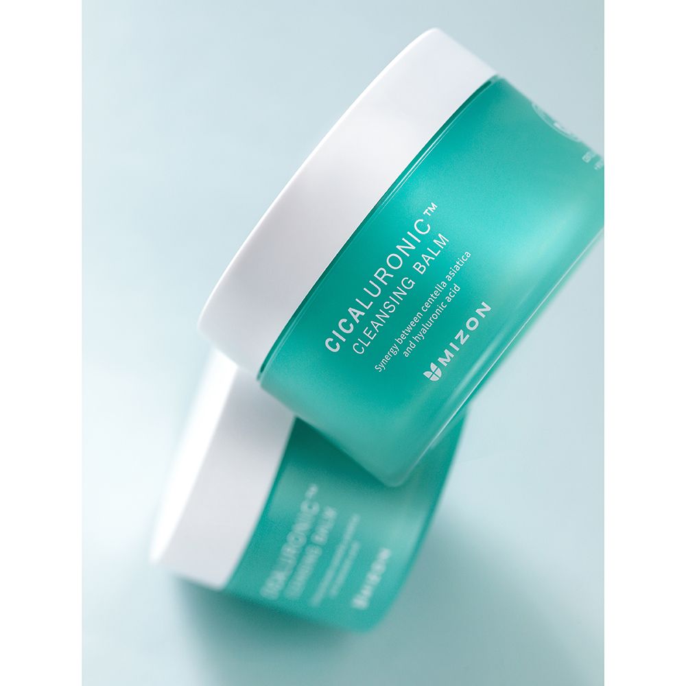 Twee turquoise potten met witte deksels. Opschrift: CICALURONIC CLEANSING BALM. Merk: Mizon.