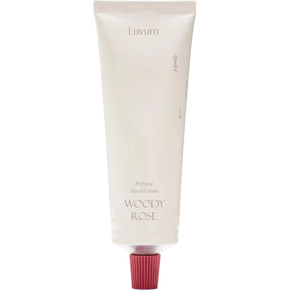 Crèmetube met rode dop. Tekst: Luvum, Woody Rose, Hand Cream, Perfume.