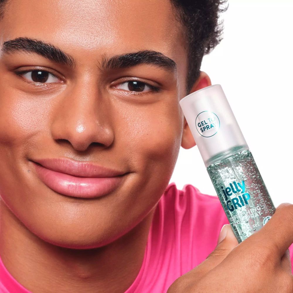 Un homme tient un spray vert. Inscription: Jelly Grip, Refreshing Aloe Spray. Marque: essence. Inscription: Gel to Spray.