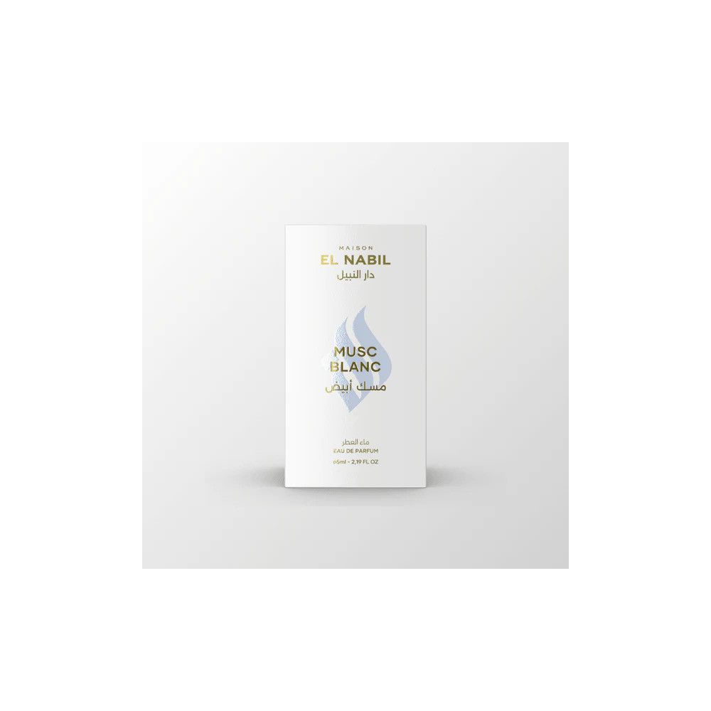 Boîte de parfum blanche avec inscription dorée et motif de flamme bleue. Indique 'MUSC BLANC'.