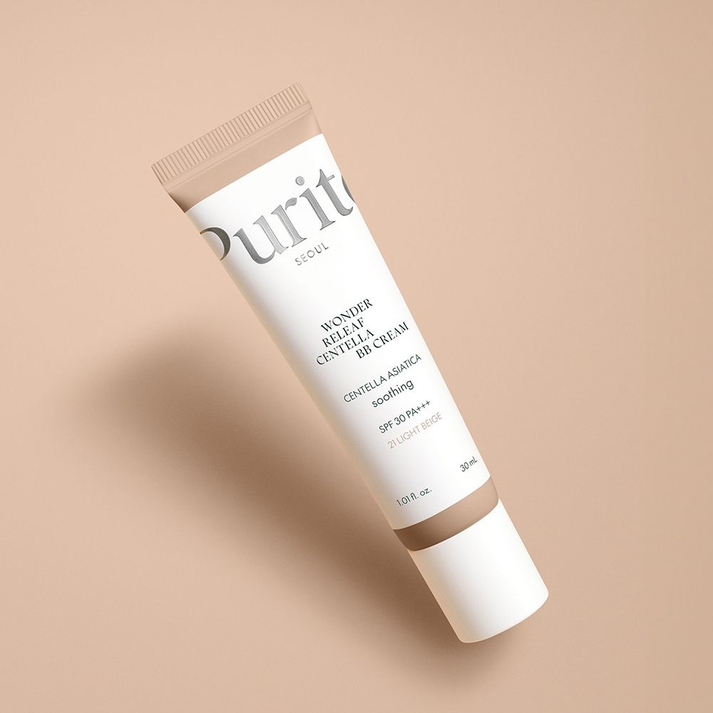 Tube de crème BB en biais. Inscription : Wonder Releaf Centella BB Cream, #21 Light Beige, SPF 30 PA+++. Marque : Purito.