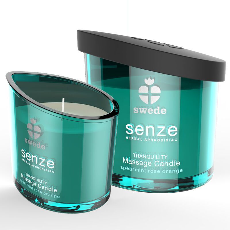 Twee turquoise massagekaarsen in glazen potten met schuine rand en zwart deksel. Eén kleinere en één grotere kaars, beide met etiket.