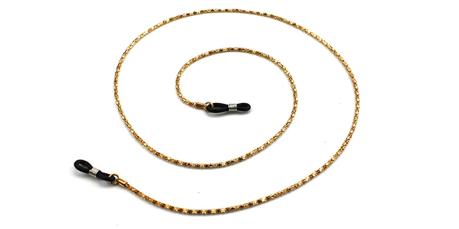 Goudkleurige brillenketting met zwarte rubberen lussen. De ketting is spiraalvormig gerangschikt.