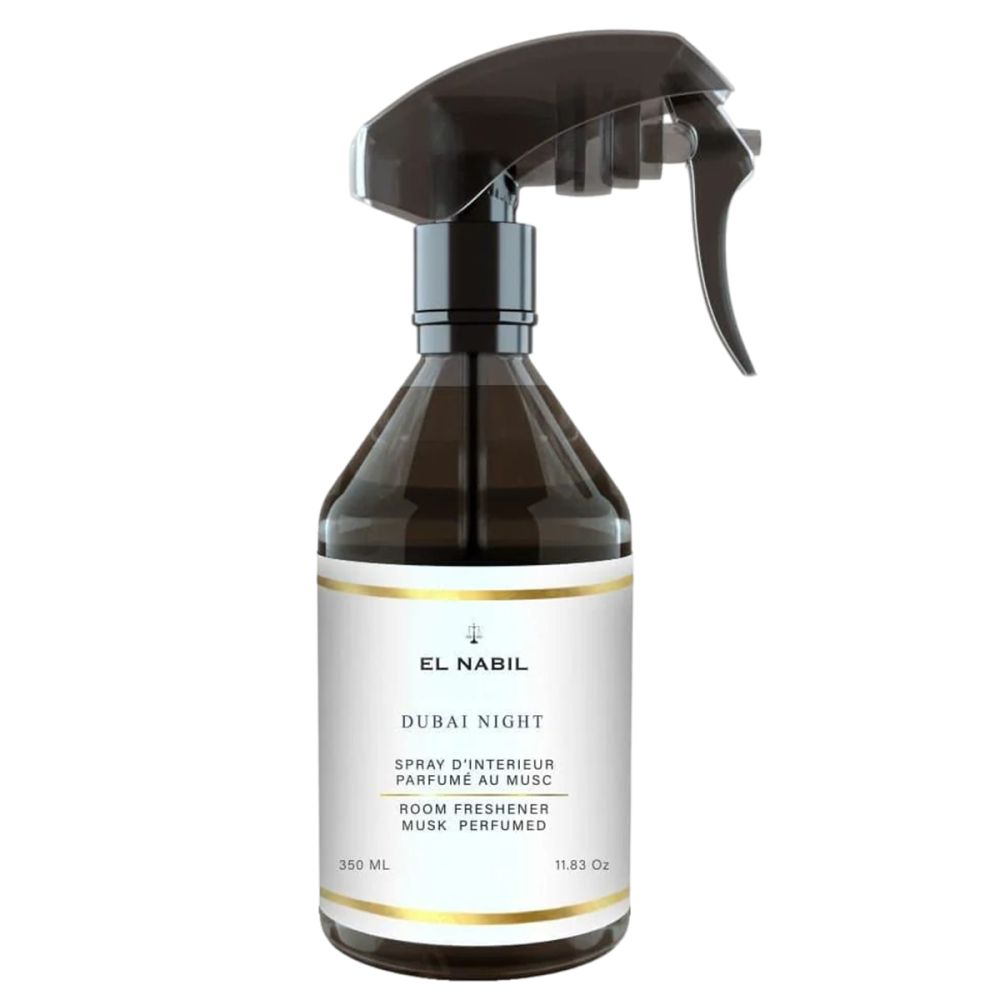 Bruine sprayfles met wit etiket. Opschrift: EL NABIL, DUBAI NIGHT, geur voor de kamer. Zwarte sproeikop. Inhoud: 350 ml.