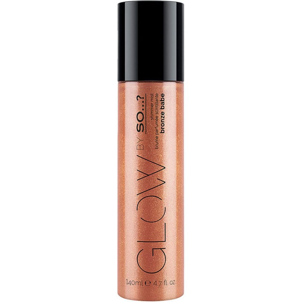 Flacon spray bronze avec bouchon noir. Inscription GLOW BY SO...? et Bronze Babe.