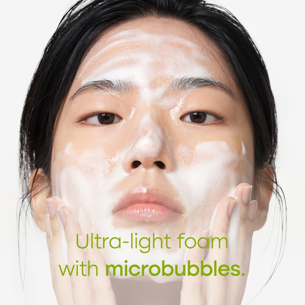Visage couvert de mousse. Texte : "Ultra-light foam with microbubbles".